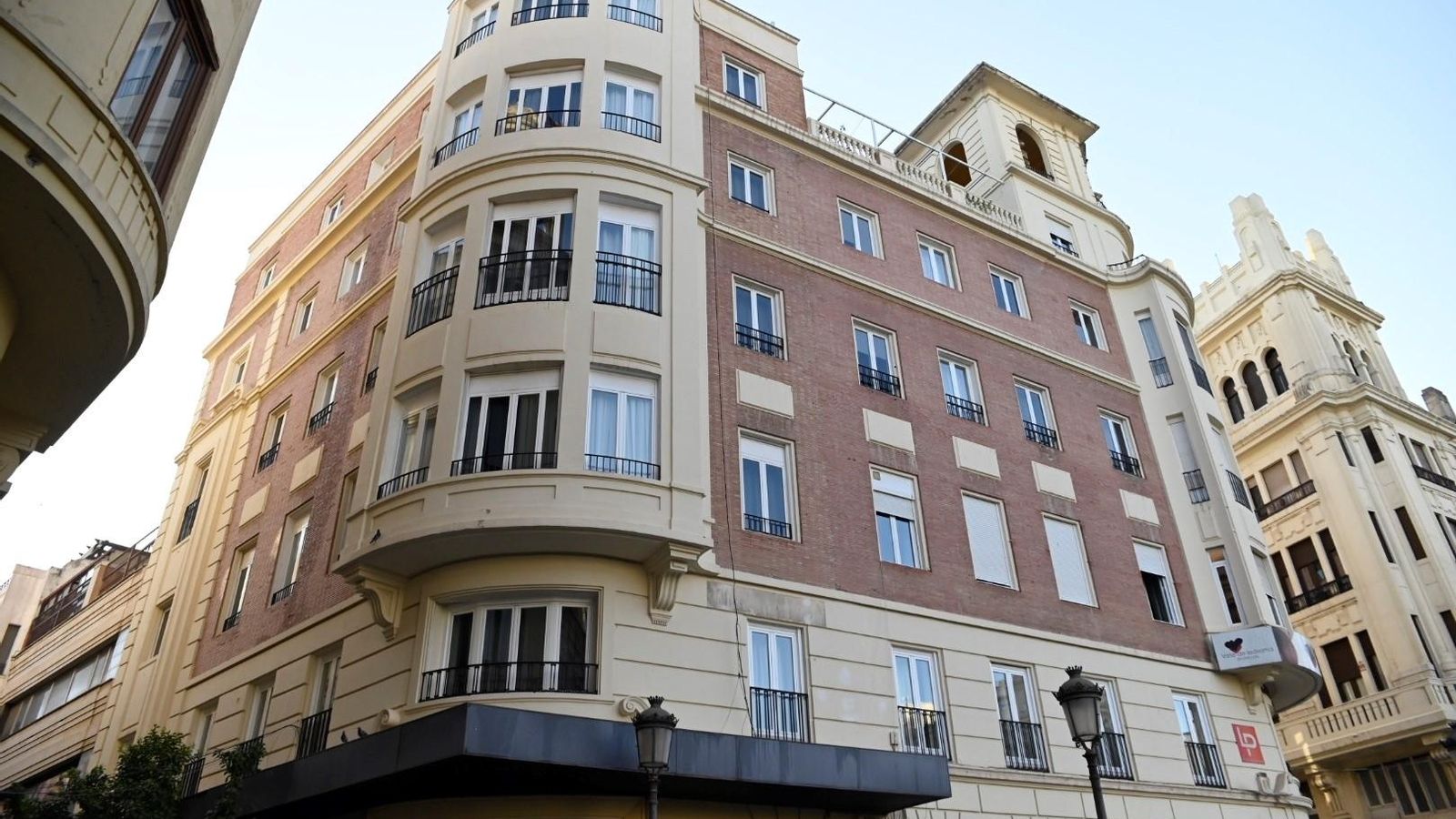 Exterior del alojamiento, que ocupa el antiguo Hotel Boston.