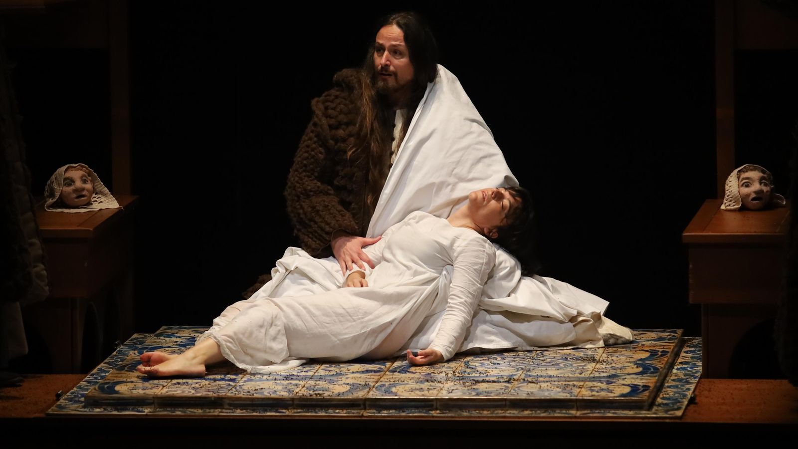 Una hermosa piedad formada por Inés muerta y las cabezas de sus hijos.