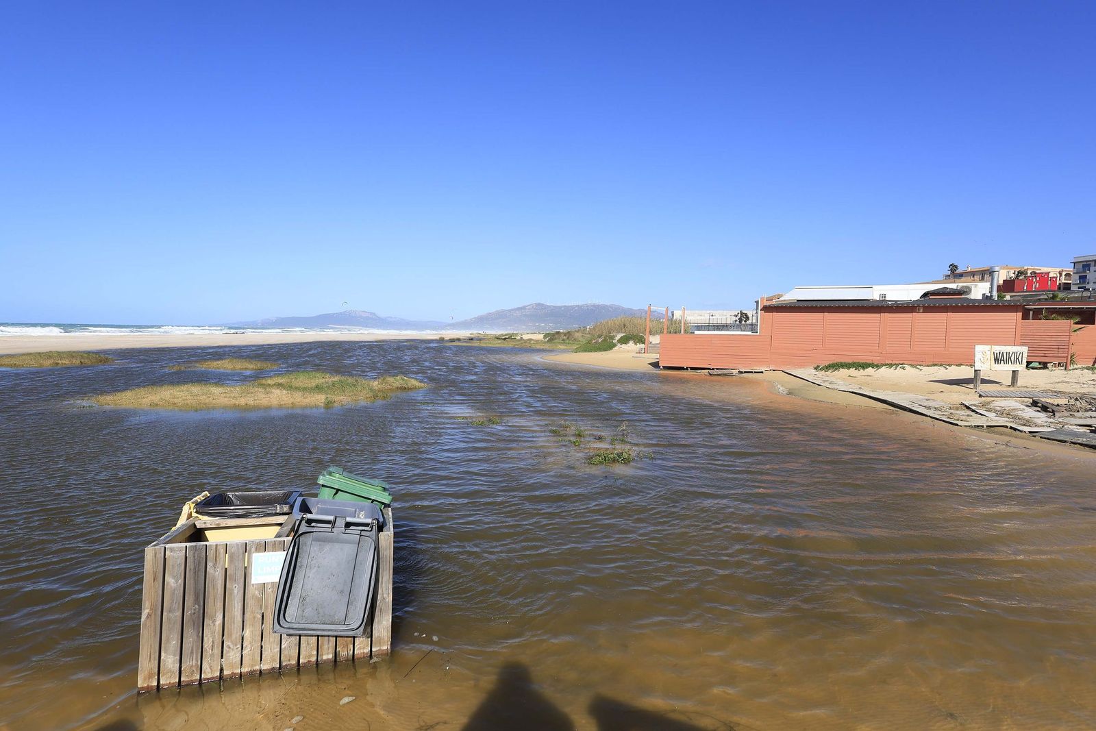 Las fotografías del paseo marítimo de Los Lances tras la borrasca Oriana