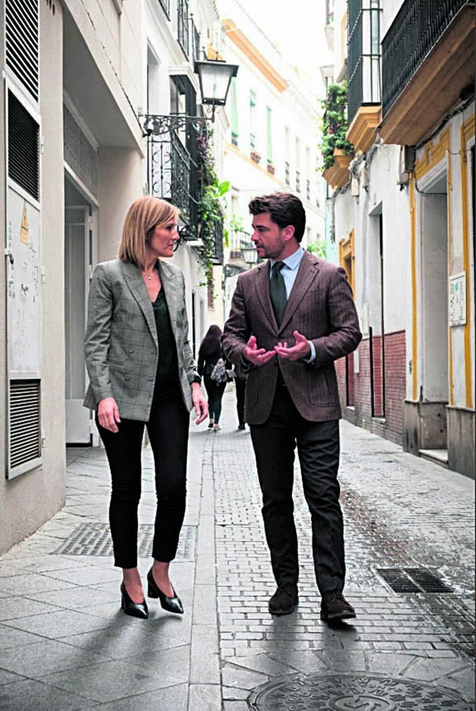 Ana María Jáuregui con Beltrán Pérez por el centro de la ciudad.
