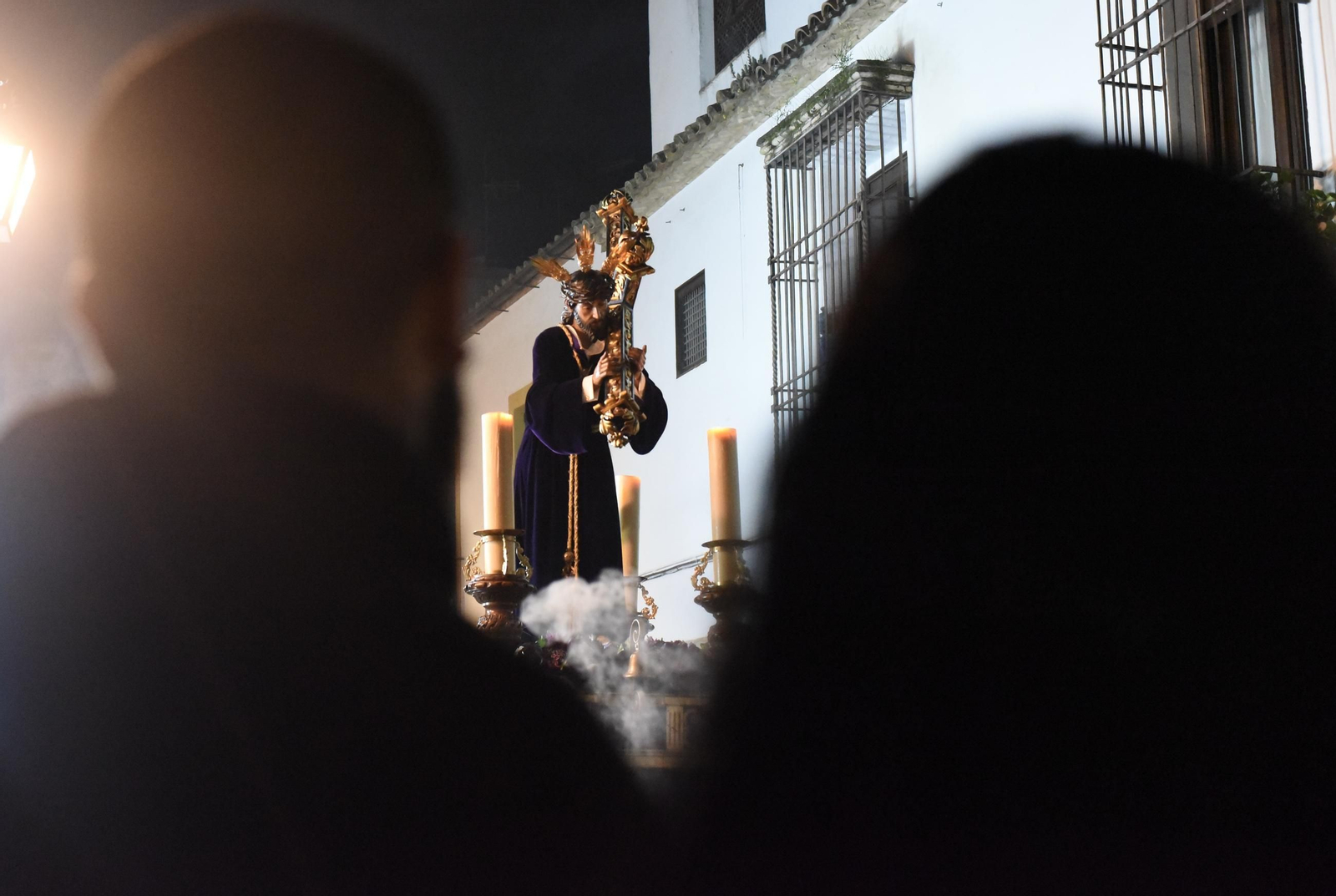El vía crucis del Señor de Pasión por las calles de San Basilio, en imágenes