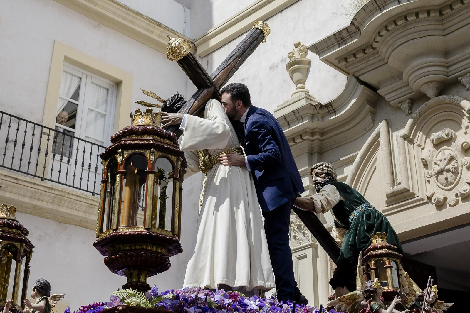 Imágenes de la salida del Nazareno del amor en la Semana Santa de Cádiz 2025