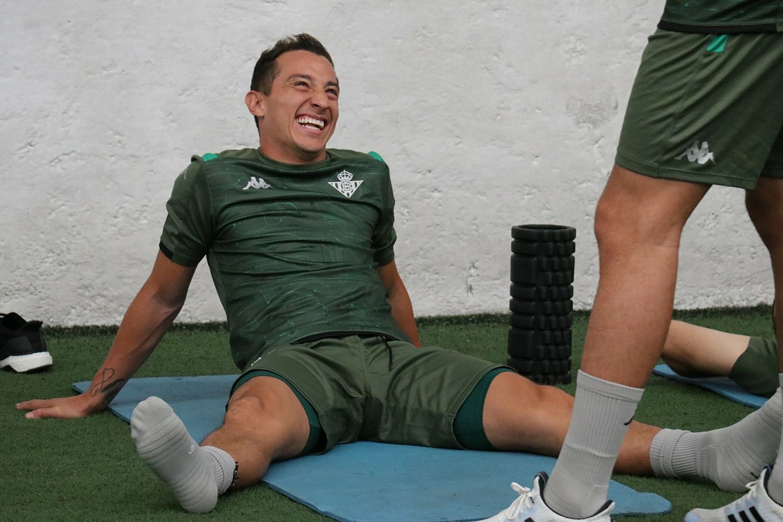 Guardado, sonriente, durante un entrenamiento del equipo bético en México.