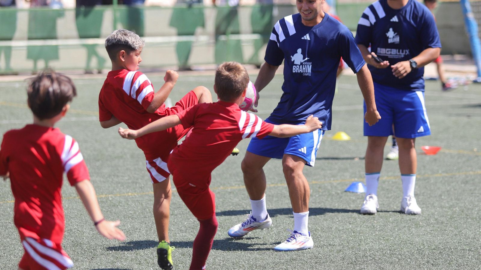 La visita de Brahim Díaz a su campus, en fotos