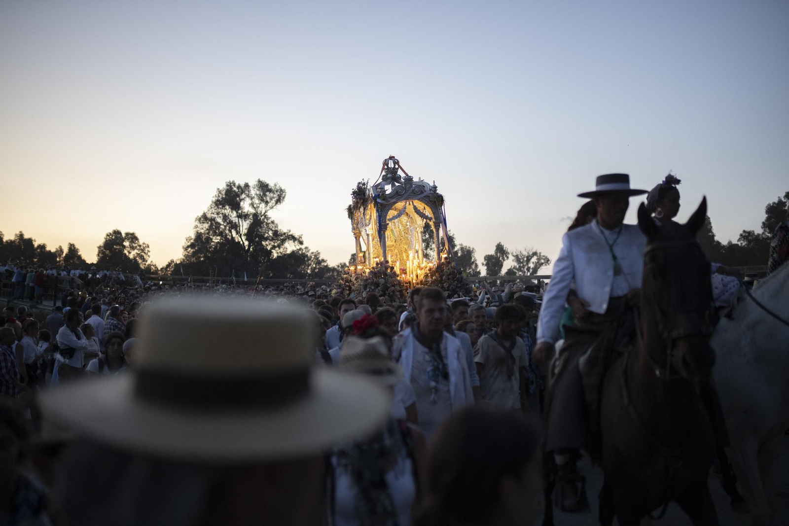 El Rocío 2023: Imágenes de la entrada de la Hermandad de Huelva en El Rocío