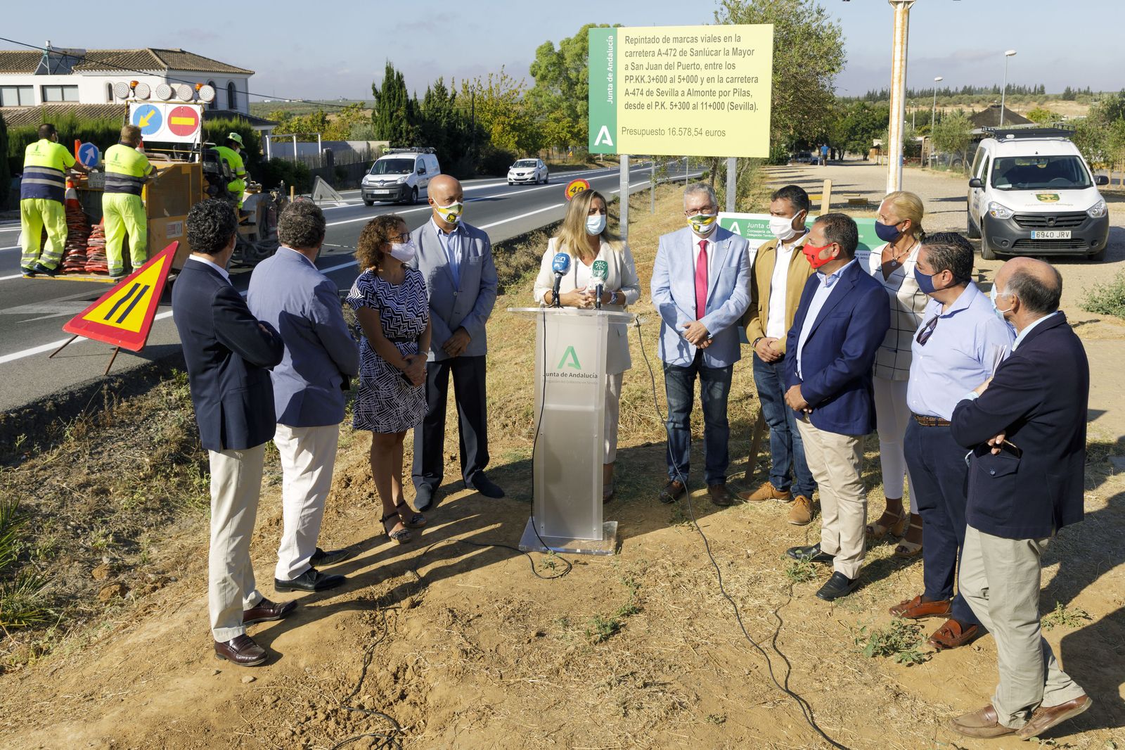 La consejera Marifrán Carazo ha visitado las obras de seguridad vial junto a los alcaldes de Bormujos, Francisco Molina, y de Bollullos de la Mitación, Fernando Soriano; el delegado del Gobierno de la Junta en Sevilla, Ricardo Sánchez; el secretario  general de Infraestructuras, Movilidad y Ordenación del Territorio, Andrés Gutiérrez Istria; y el director general de Infraestructuras, Enrique Catalina.