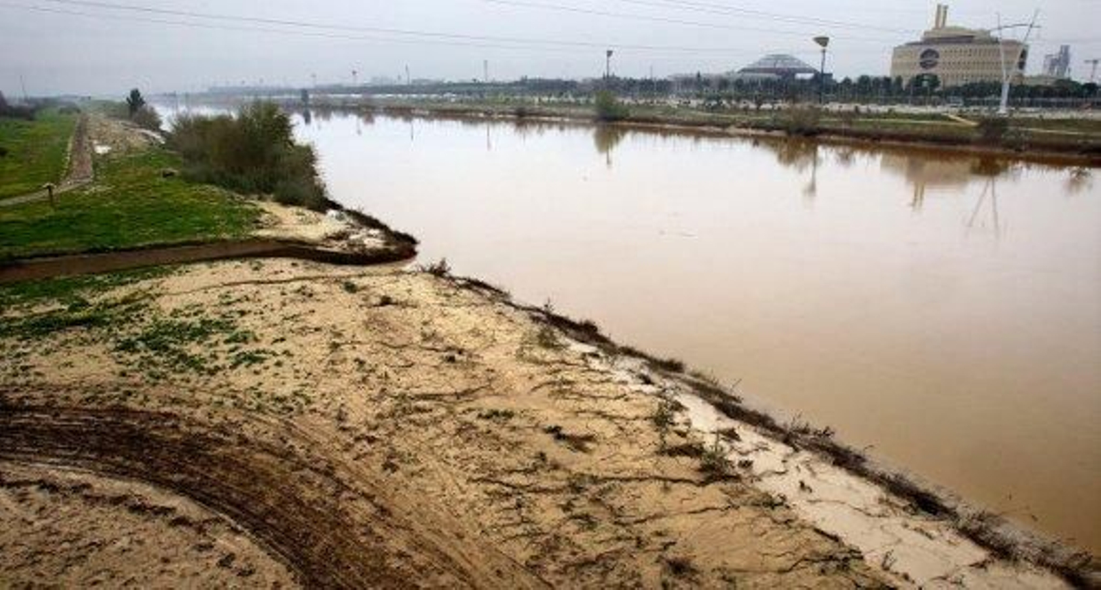 Patronal y sindicatos piden que el dragado se anteponga a la modernización de los regadíos del arroz