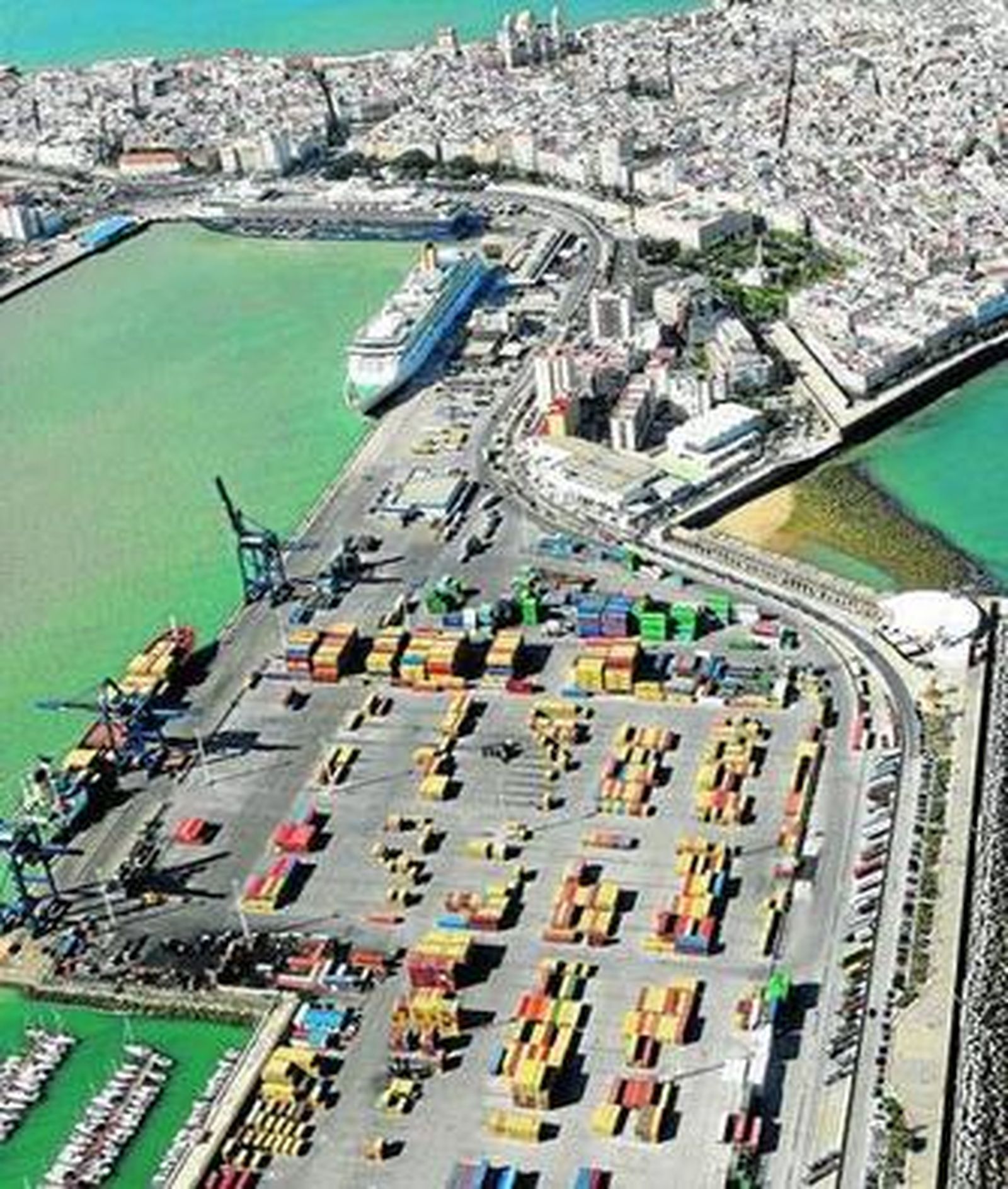 Vista aérea del puerto de Cádiz, en la que se diferencian perfectamente la zona destinada a cruceros y a la carga.