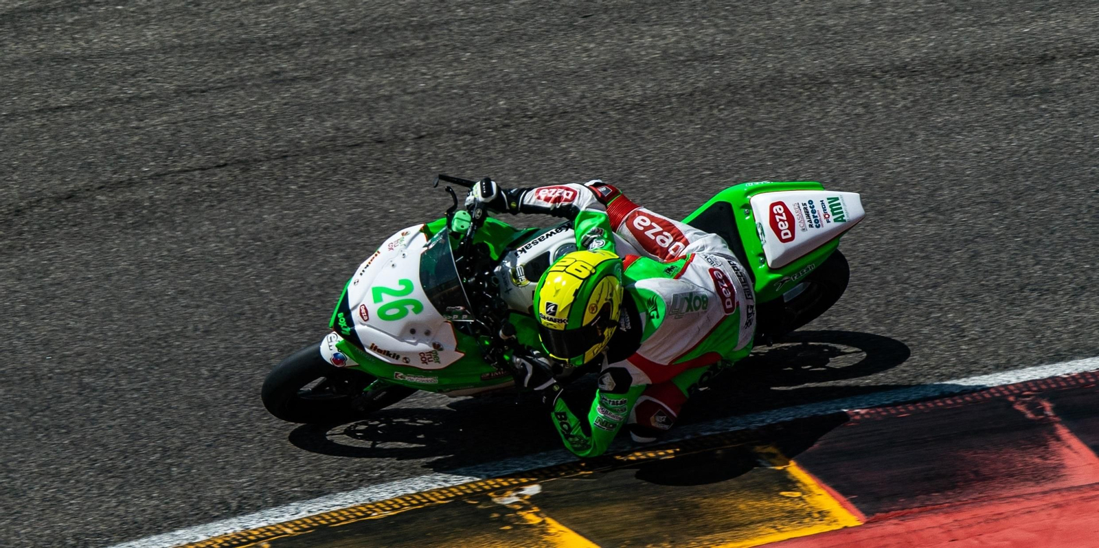 Pepe Osuna negocia una curva con su moto. Pepe Osuna negocia una curva con su moto.
