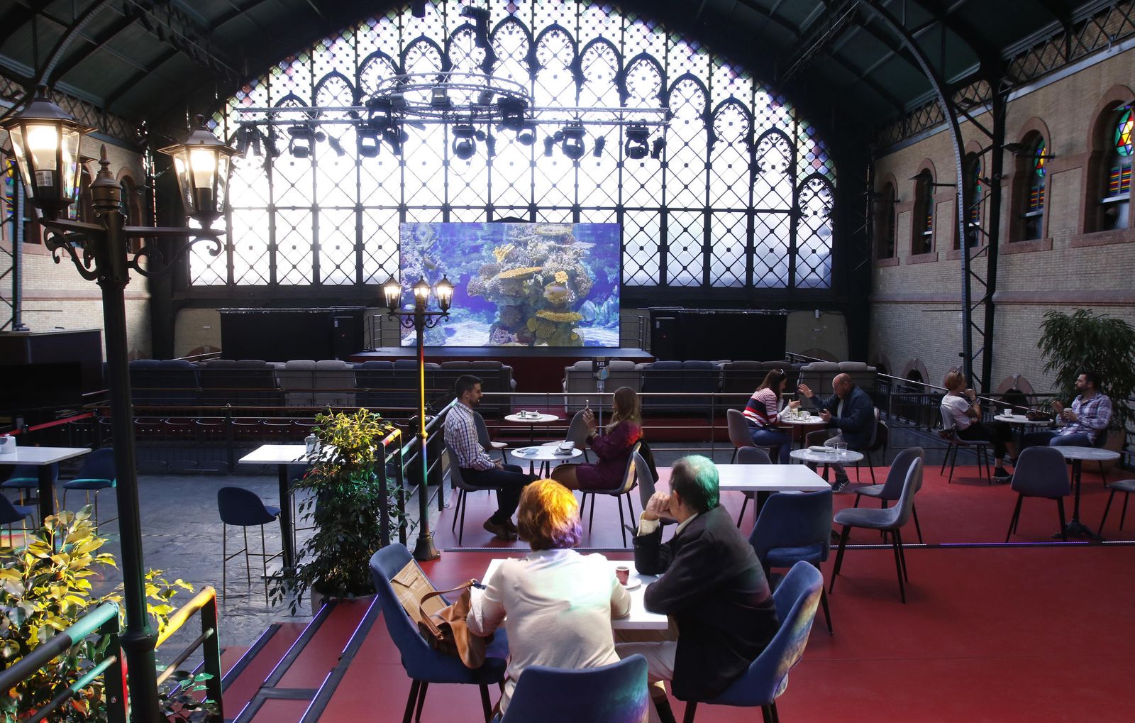 La zona de veladores de Platea Odeon Imperdible, muy animada a la hora del café.