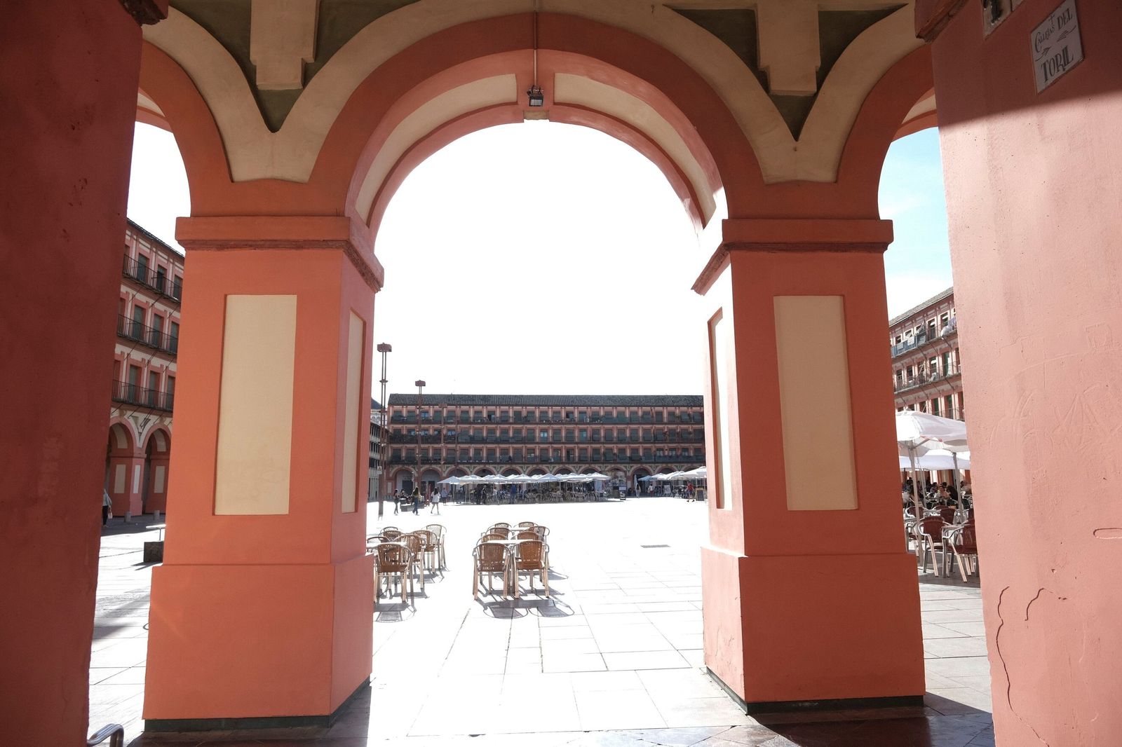 La plaza de la Corredera de Córdoba vuelve a lucir libre de pintadas, en imágenes