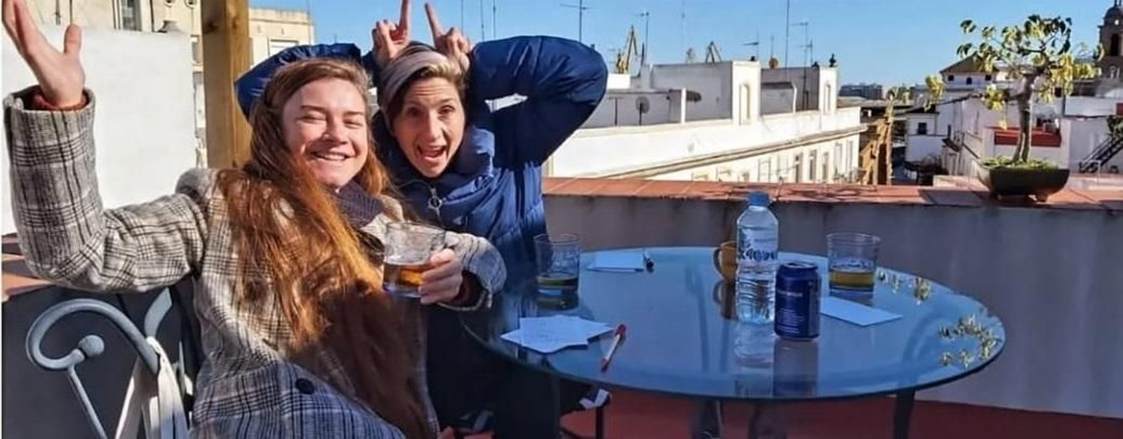 Aida Santos-Allely y María Fernández presentando 'Las zorras del Carnaval'.