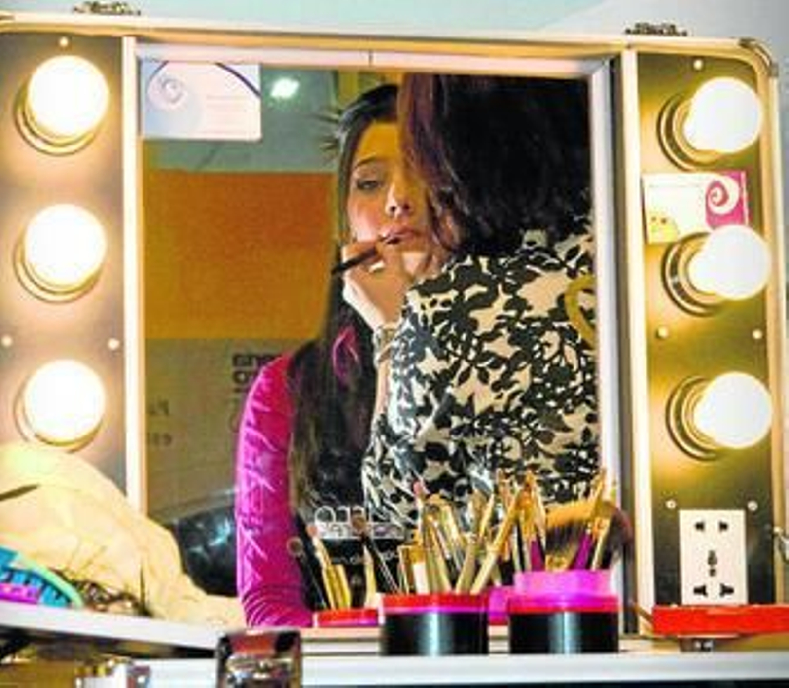 La maquilladora trabaja para conseguir el look perfecto.