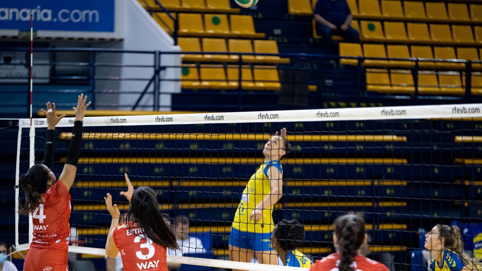 Un remate de las jugadoras canarias contra el Cajasol.