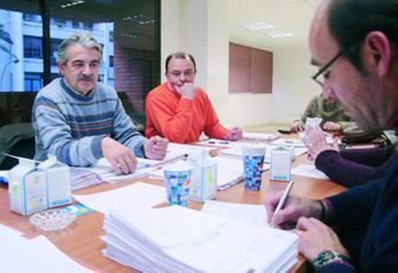 El presidente de la comisión de quejas, Francisco Romo, y el vocal Manuel Doblas, reunidos con Facua.