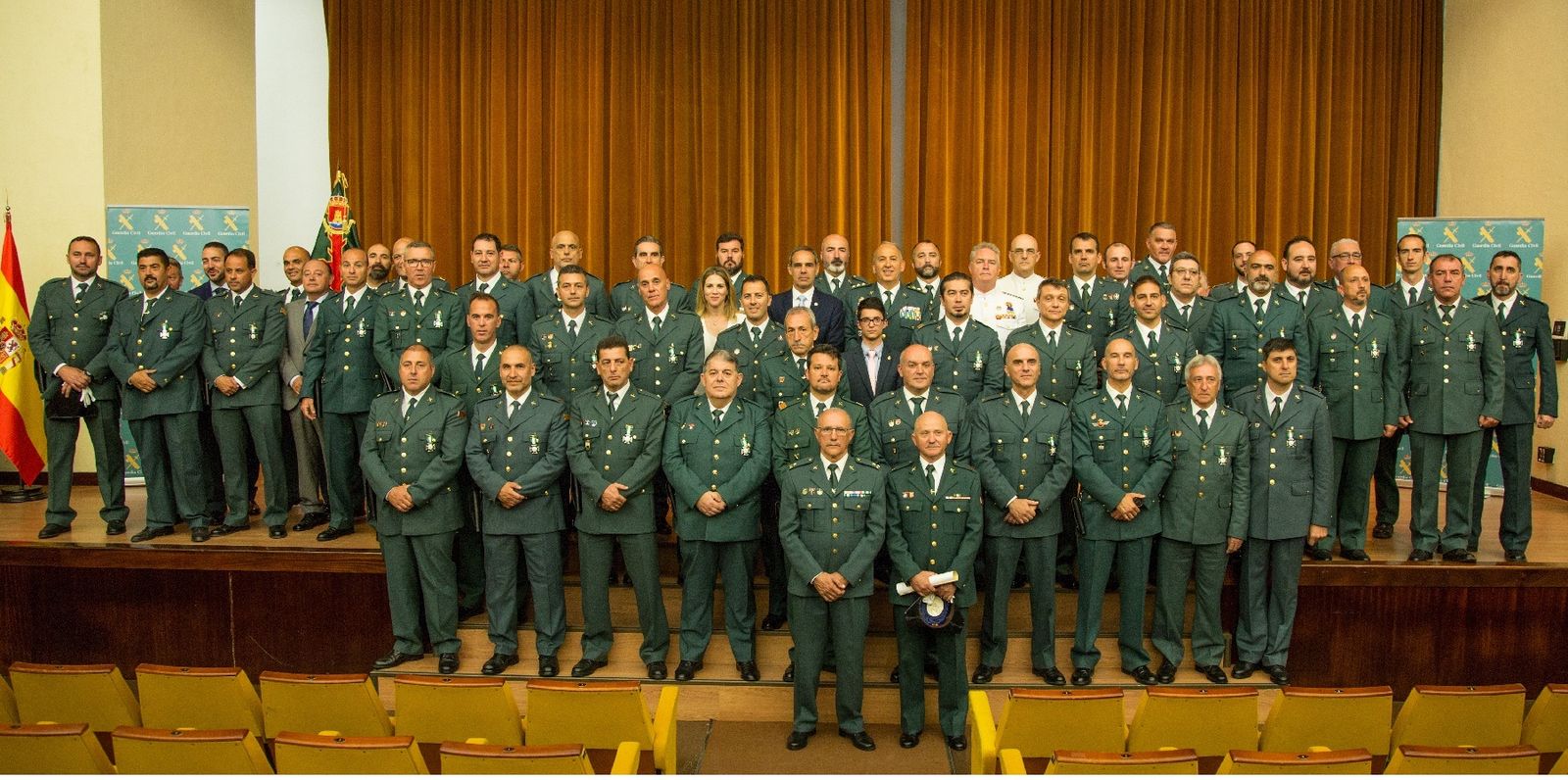 Foto de familia de los guardias civiles reconocidos en el acto