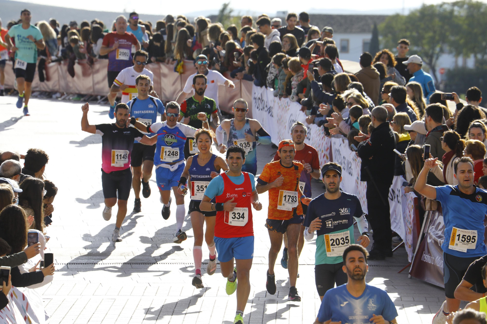 La gloria de cruzar la Puerta del Puente: imágenes de la meta de la 36 Media Maratón de Córdoba