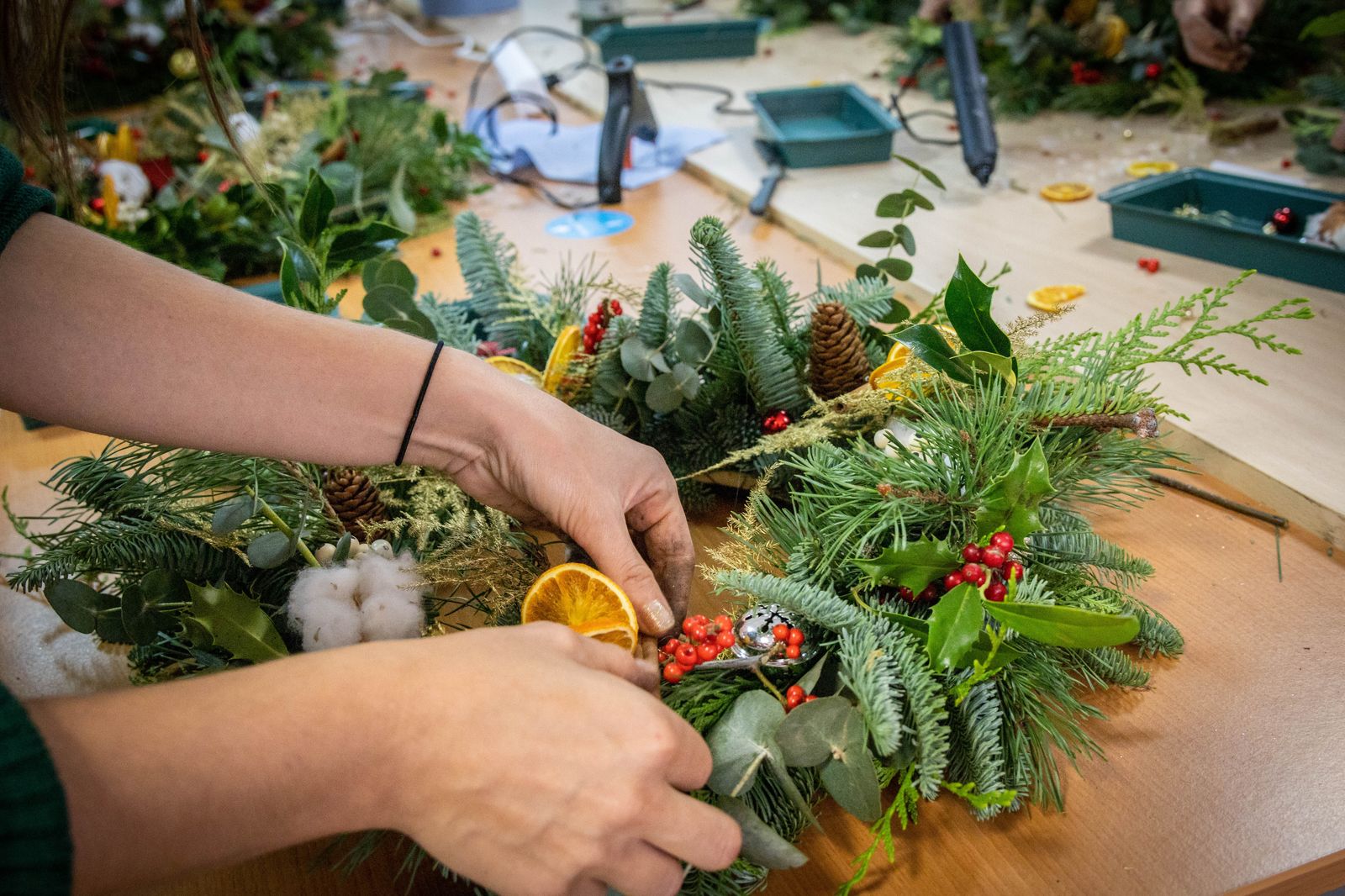 Durante esta actividad, las mujeres han podido crear distintos tipos de adornos.