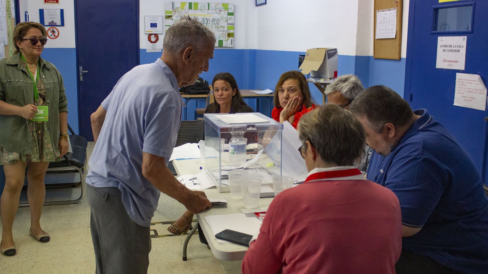 Un colegio electoral, este domingo, en Tarifa.