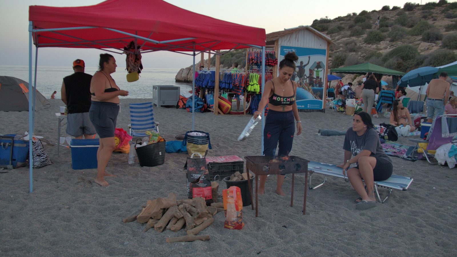 Lidia y Noelia preparando la barbacoa