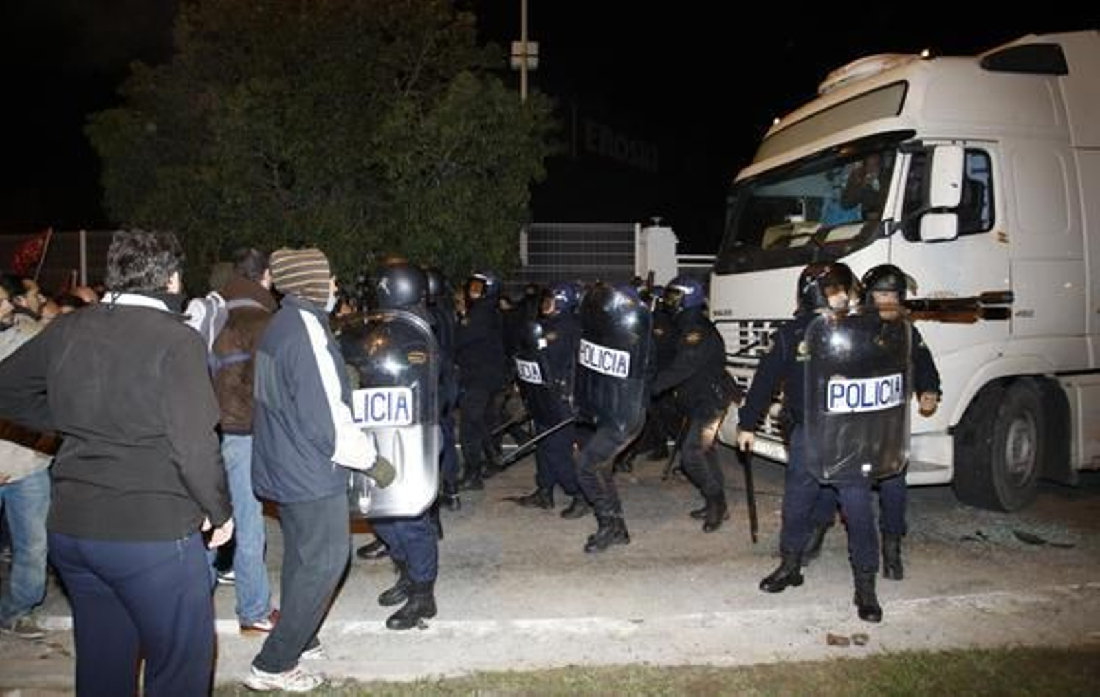 Primeras disputas en la huelga 

Foto: Javier Albiñana