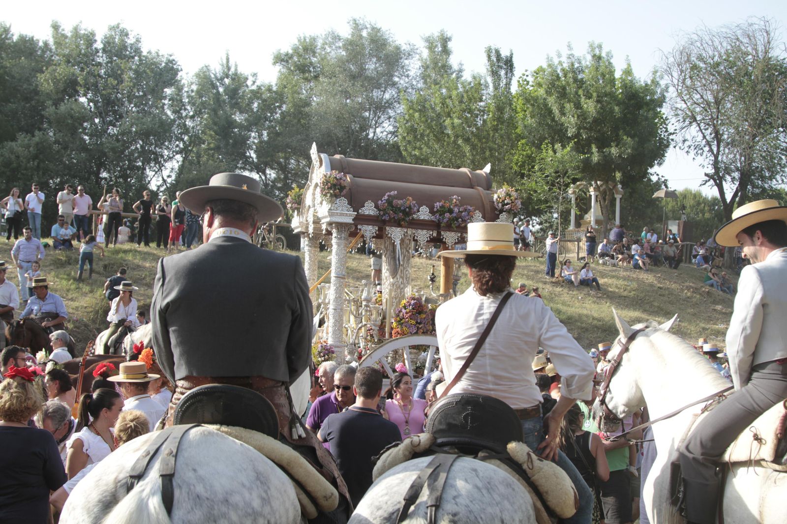 Las hermandades cruzan el vado del Quema