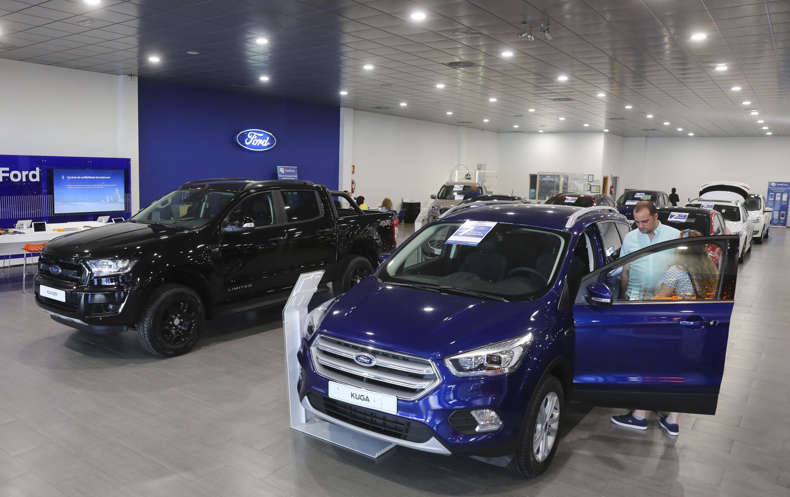 Varios clientes en el concesionario Garum Motor de Ford en Málaga capital.