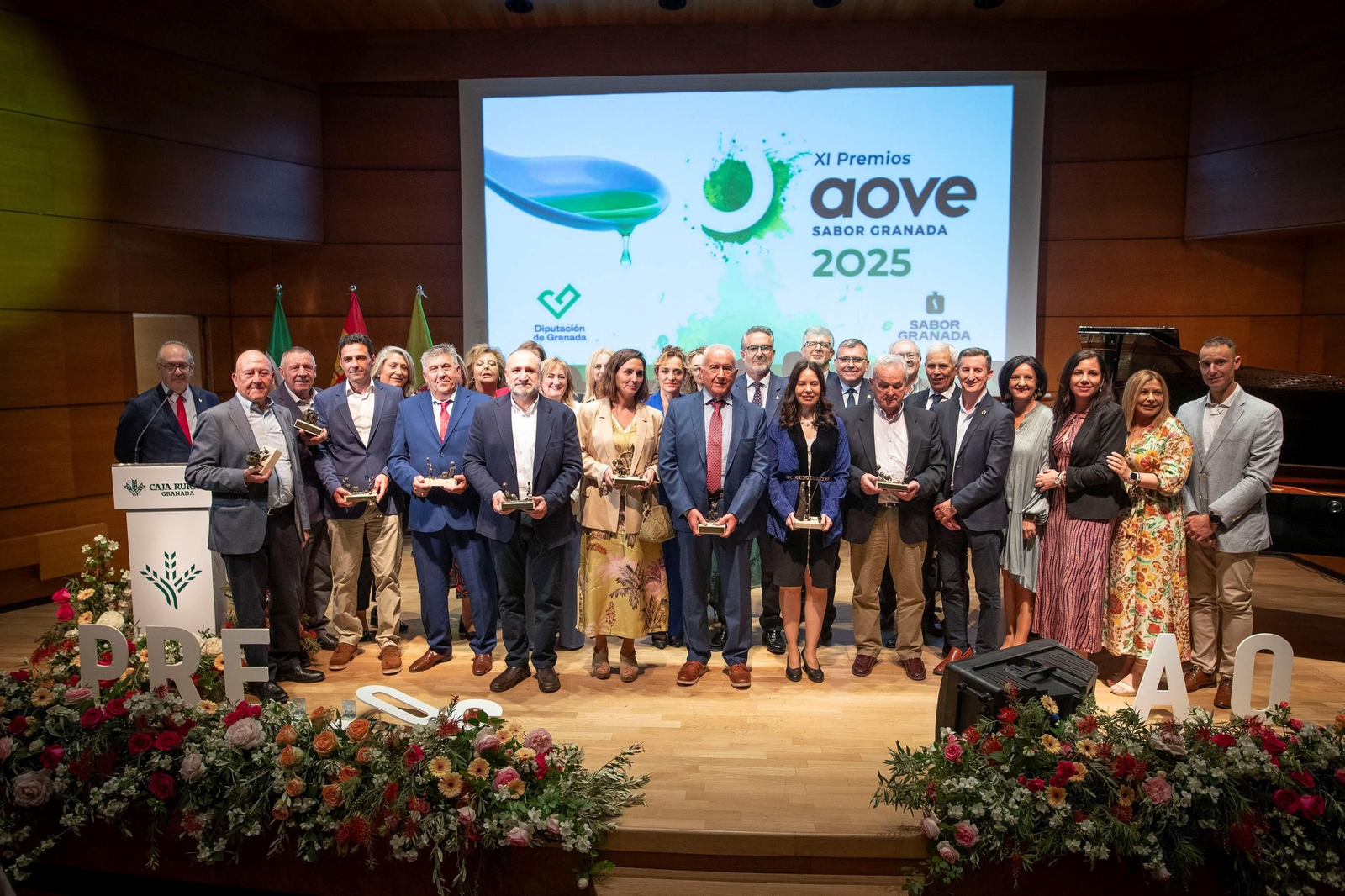 Foto de familia de los galardonados en los XI Premios ‘Sabor Granada’ a los mejores aceites del año