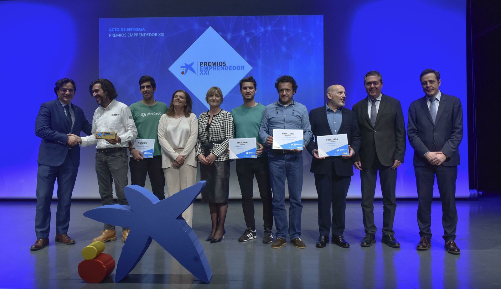 Los cuatro finalistas y el vencedor del premio posan en el Caixaforum.