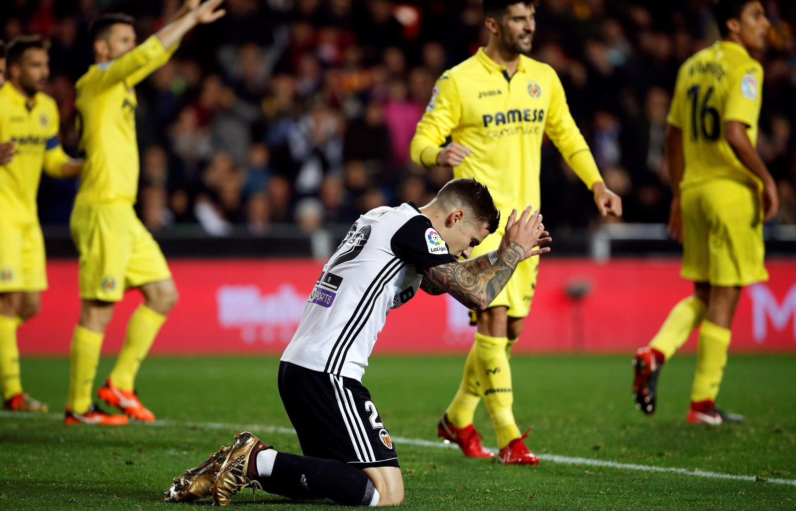 Alegría de los jugadores del Villarreal y rabia en los del Valencia.