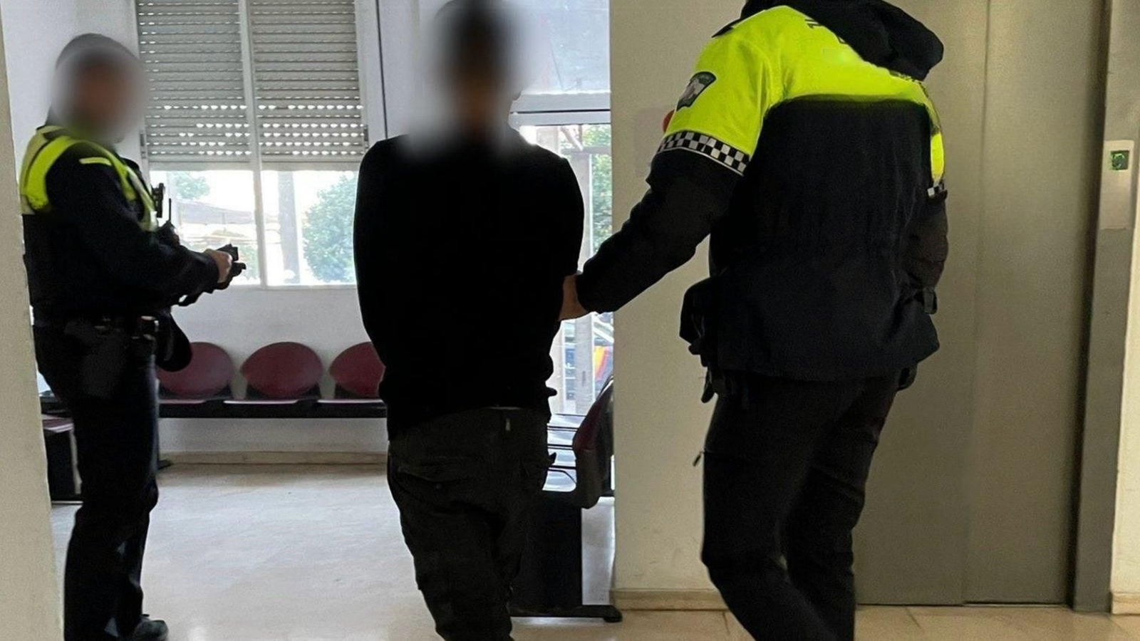 El joven que intentó agredir a su expareja, detenido por la Policía Local de Sevilla.