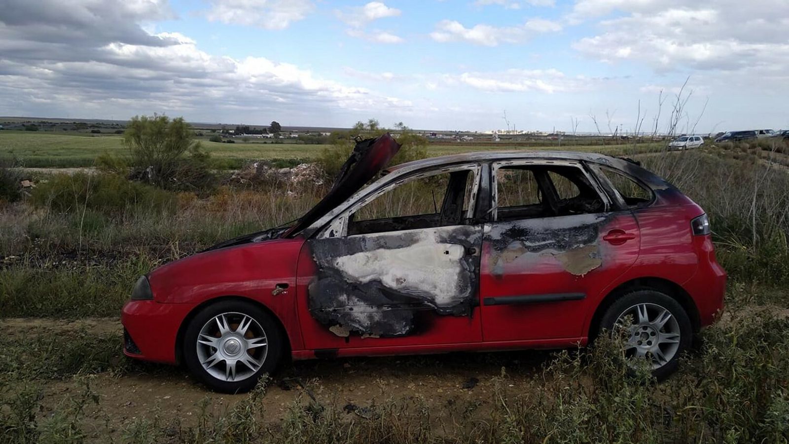 El coche de Samuel Vizcaya, quemado en el camino viejo del cementerio de Huelva, donde fue abandonado.