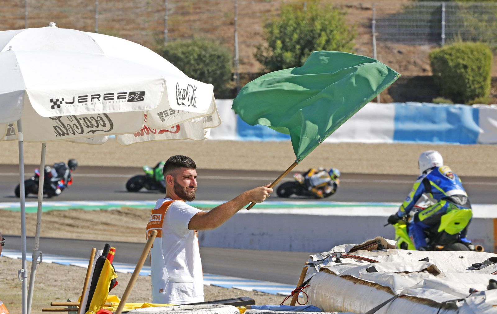 Un comisario, en plena labor en el circuito.