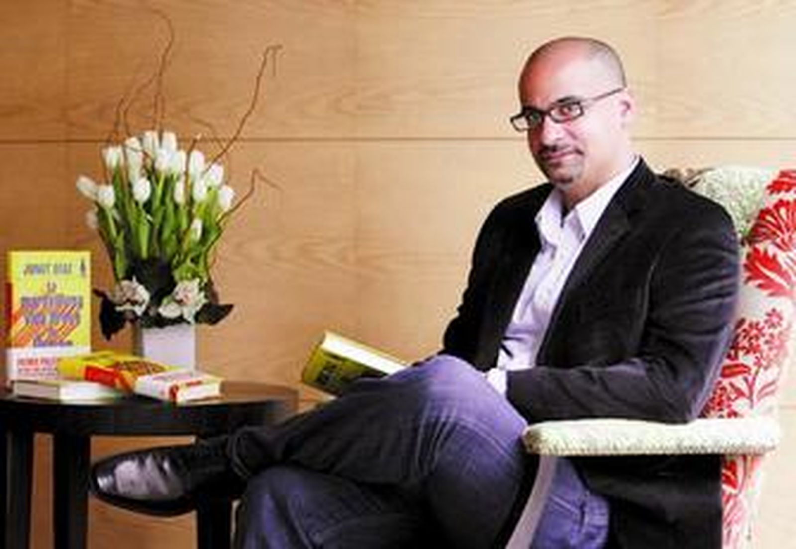 El escritor dominicano Junot Díaz, con varios ejemplares de su premiada novela.