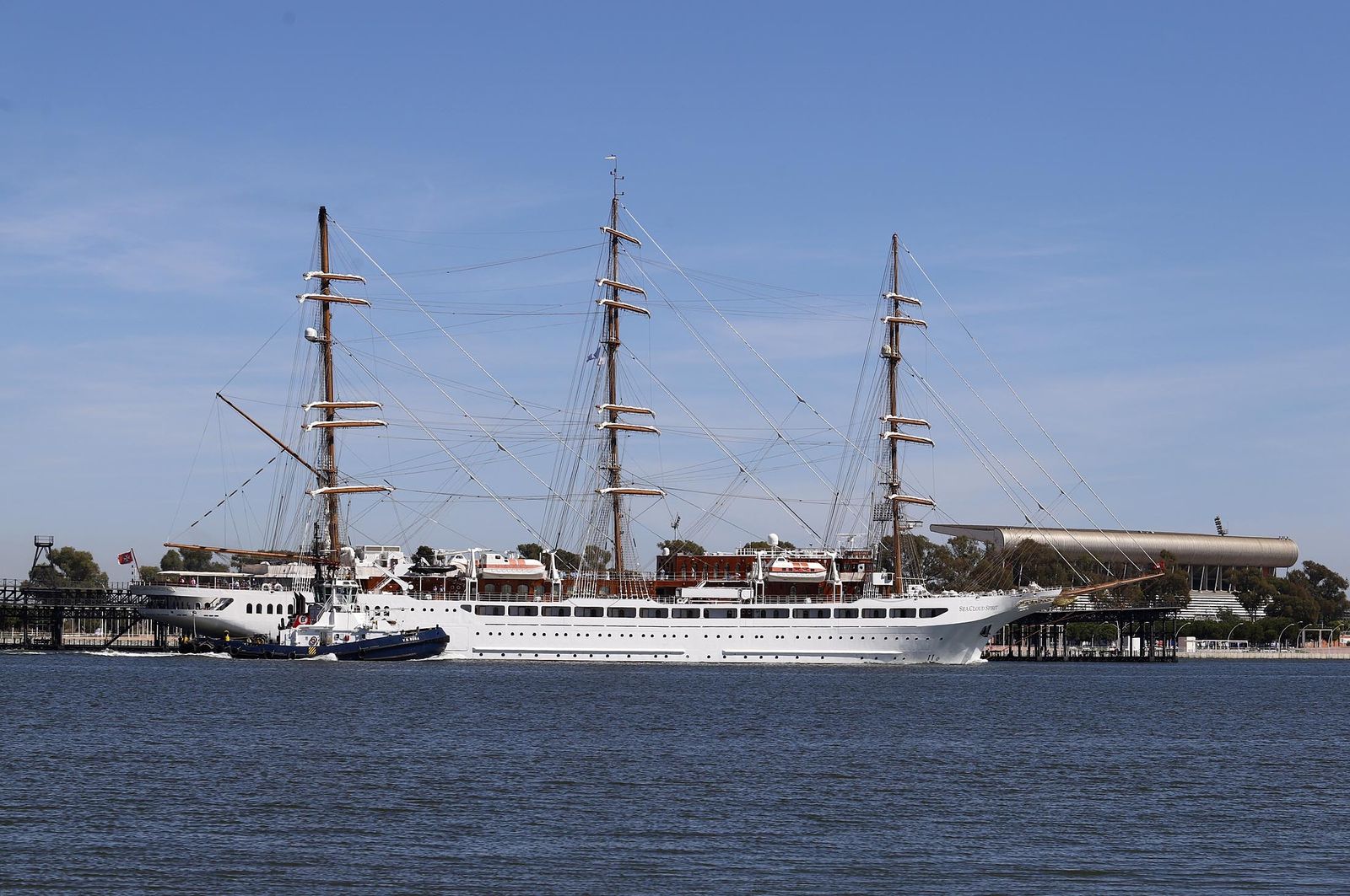 Partida del velero de cruceros Sea Cloud Spirit del Puerto de Huelva