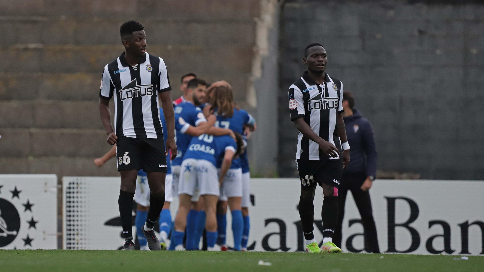 Ciolibaly y Koroma, con cara de preocupación mientras el San Fernando celebra el 0-3