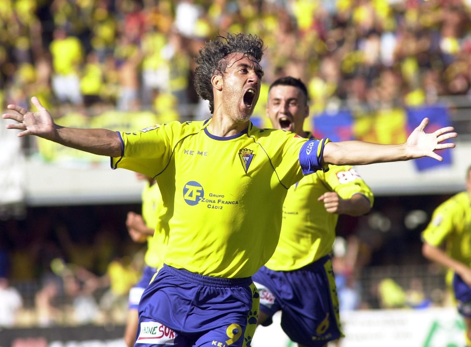 Oli, uno de los protagonistas que habla en el podcast, celebrando el gol amarillo.