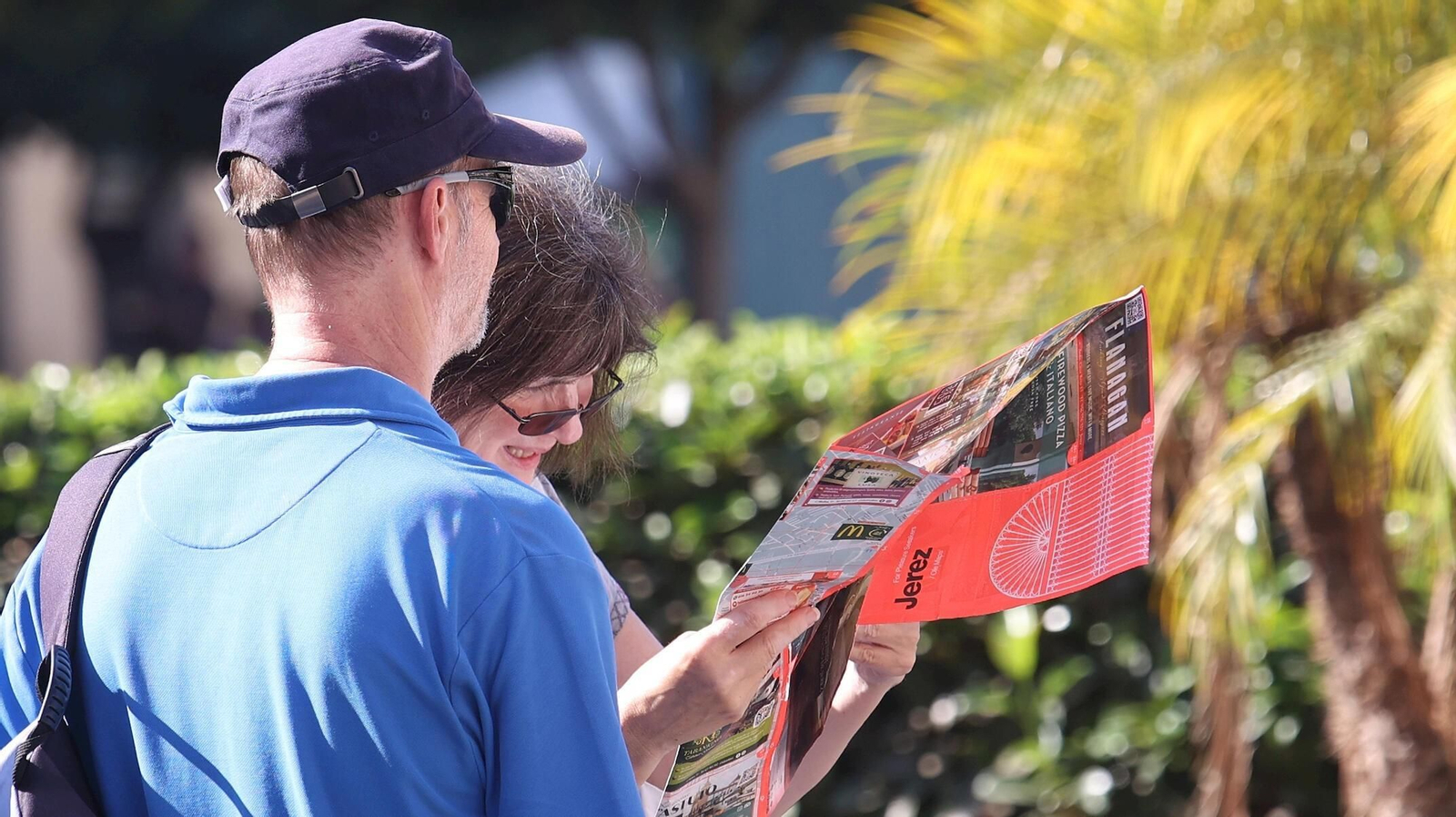 Dos personas observan un mapa turístico de Jerez en una imagen reciente