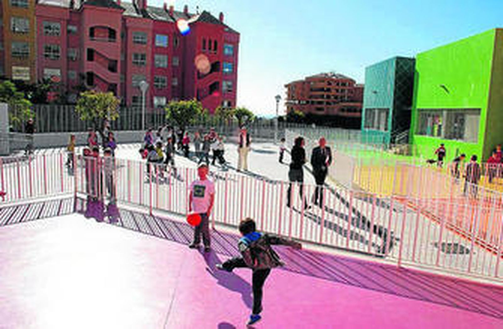 Niños jugando en el patio del colegio Syalis.