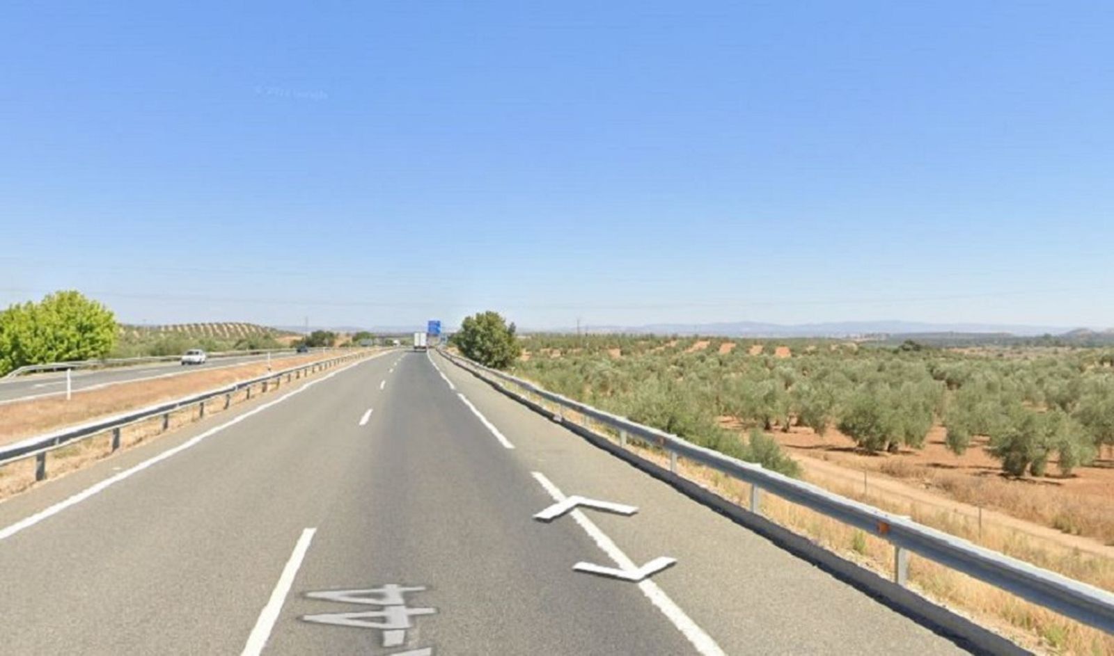 Muere un hombre al colisionar su turismo contra un camión en la A-44, dirección Granada