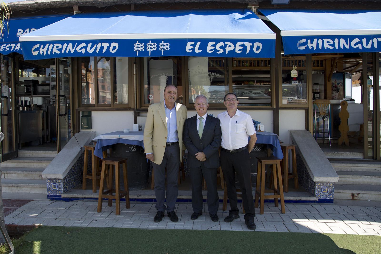 Juan Luis Pinto,  César Pérez y   Rodolfo Paniagua, ‘Fito’ en el chiringuito  El Espeto.