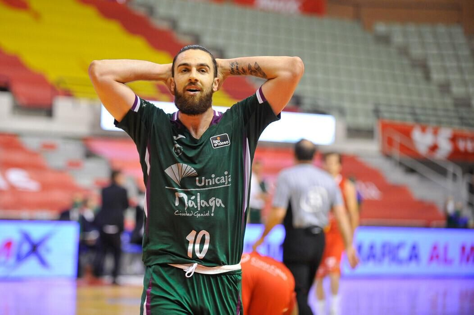 Francis Alonso se queja de una decisión arbitral.