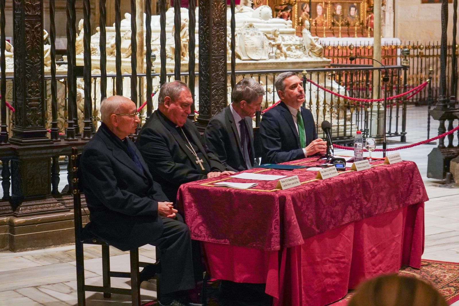 Galería | Así se ha presentado el libro sobre los retablos de la capilla real de Granada