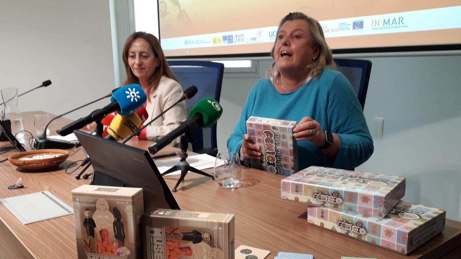 La vicerrectora y la catedrática de la UCA, durante la presentación de los juegos sobre los fenicios.