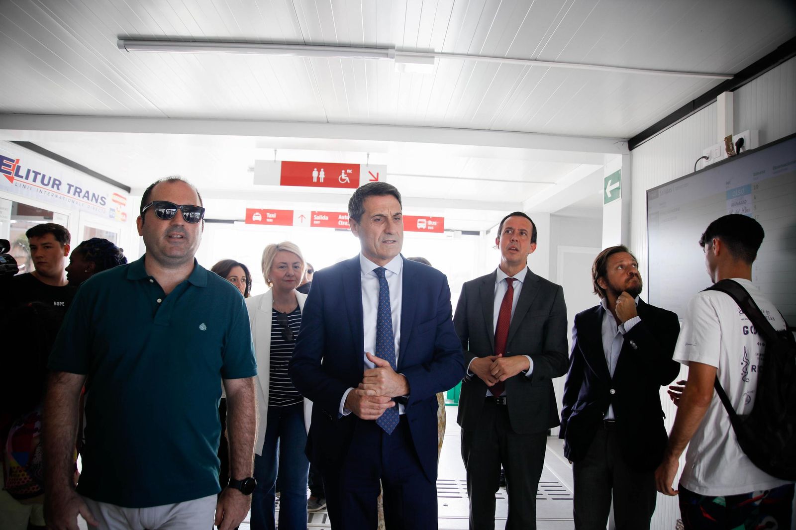 El delegado del Gobierno, Pedro Fernández, visita la estación histórica de Renfe en Almería, en imágenes