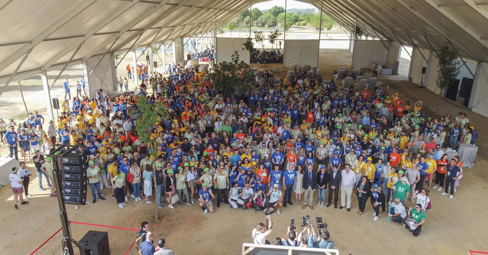 Voluntarios de Astrazeneca en el Parque Vega de Triana, en una jornada que ha consistido en la realización de actividades enfocadas hacia el reciclaje y la biodiversidad del entorno.