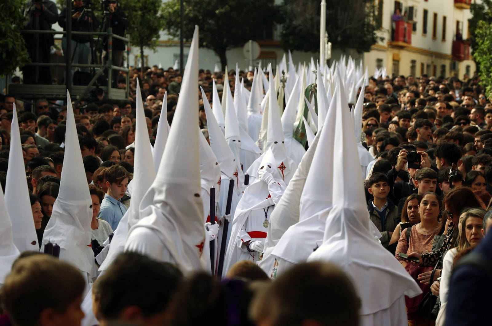 Las mejores imágenes del Lunes Santo en Huelva: Hermandad de las Tres Caídas