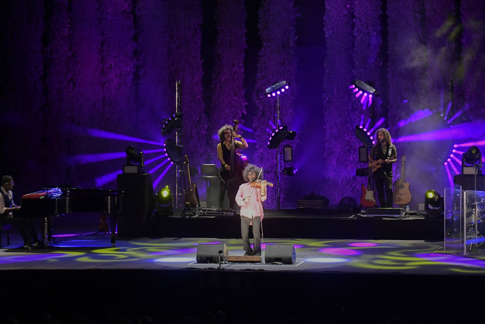 El violín de Ara Malikian suena bajo la lluvia en Granada