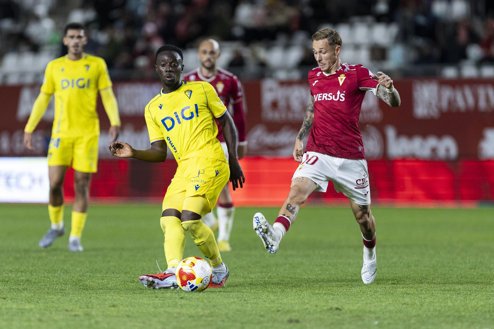 Diarra pasa la pelota en presencia de un jugador del Murcia.