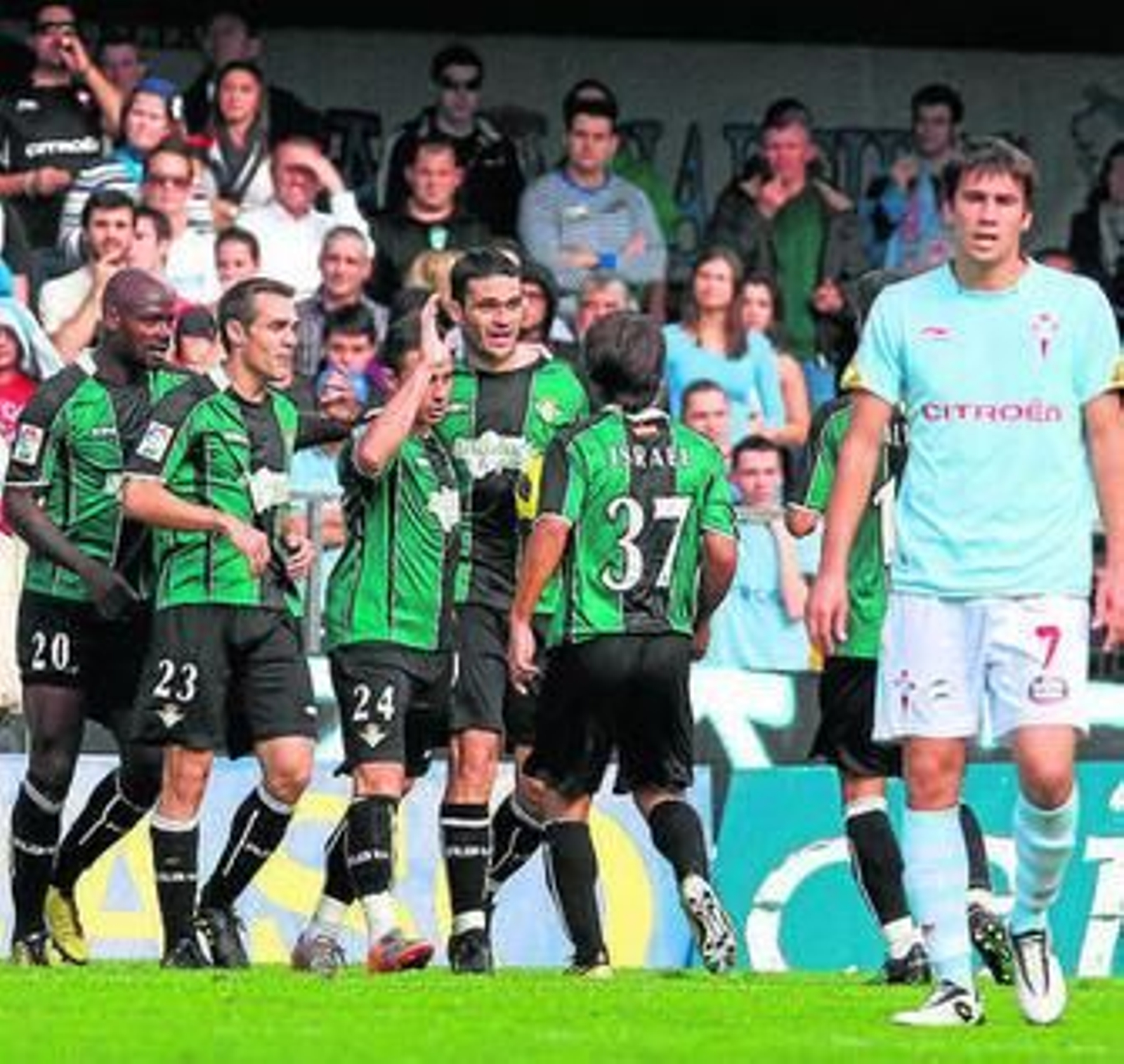 Los jugadores del Betis celebran el gol anotado por Rubén Castro.